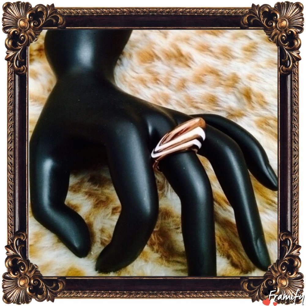 BCBGeneration white&gold fashion ring stretching.